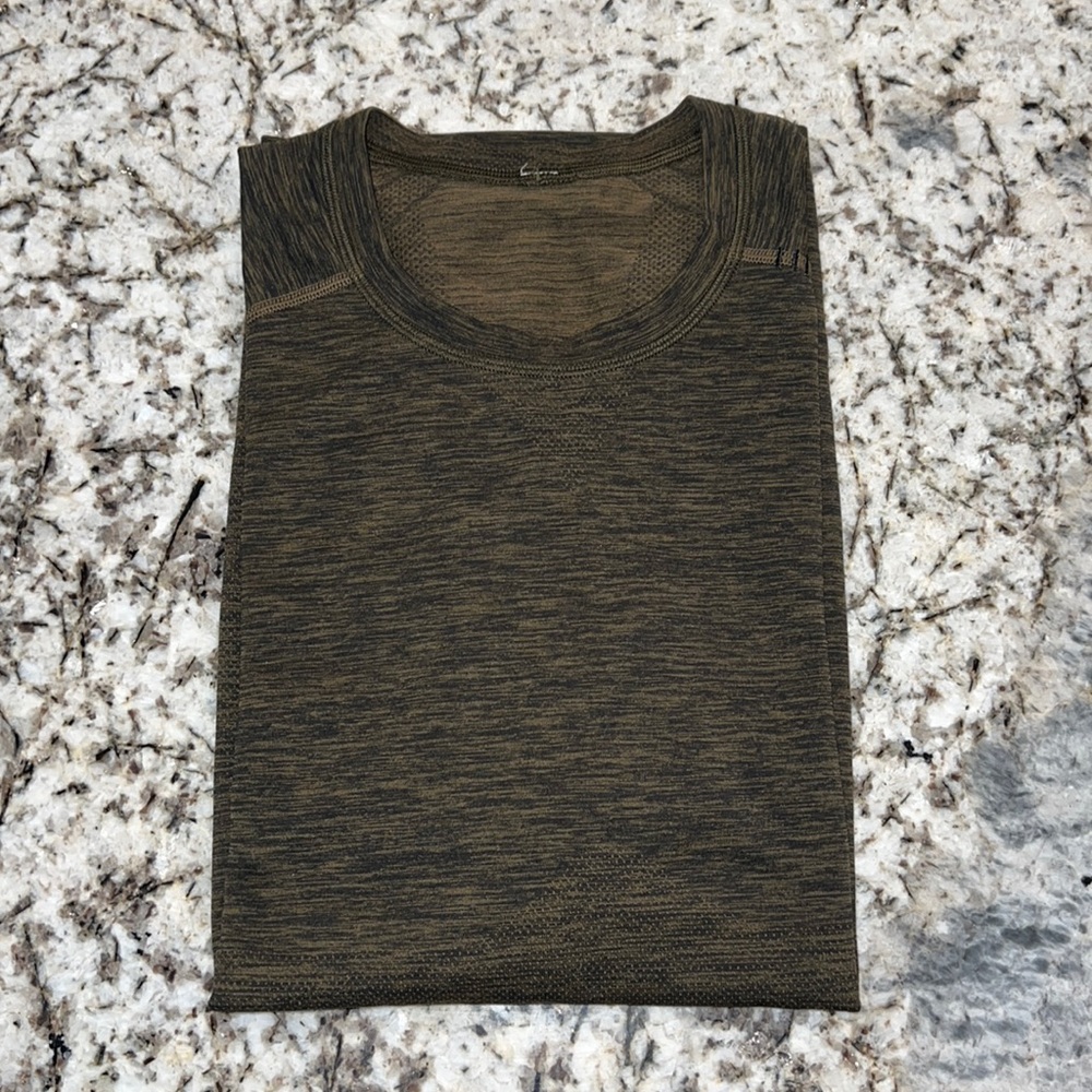 Mens lululemon shirt size Large